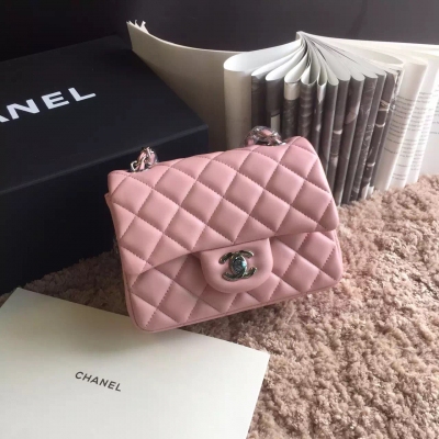 Chanel 方胖子17cm進口原版小羊皮專櫃最新裸粉色、金銀鏈出貨啦，對版菱格，底部擠壓折痕哦，採用全新真空電鍍五金，搭配衣服非常高端時尚