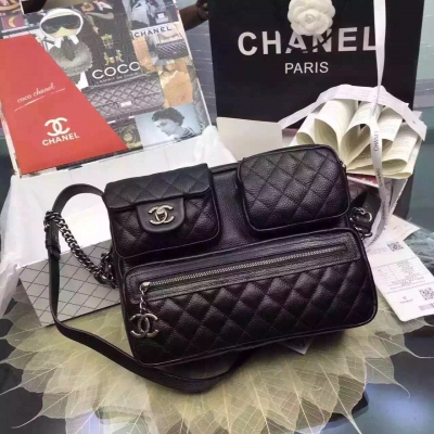 Chanel機場登機系列 復古五金 炫酷時尚的一款最正細節完爆專櫃多隔層實用插袋 材質也是千辛萬苦才訂到的義大利牛皮手感軟膩到爆拎上街你就是一大焦點 百看不厭的包就是它啦