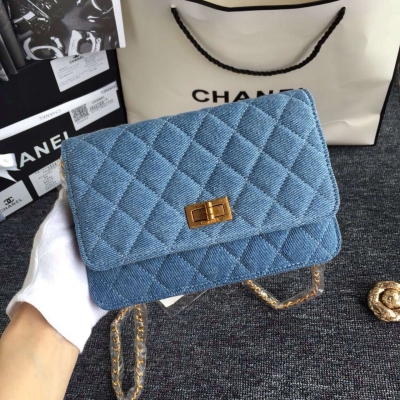 CHANEL春夏牛仔系列 千盼萬盼等到的複刻版比原來的原版好很多CHANEL 快拿出你家裡的正品對比是不是一模一樣 洗水牛仔面料，手感超好24K復古做舊五金看准圖片，