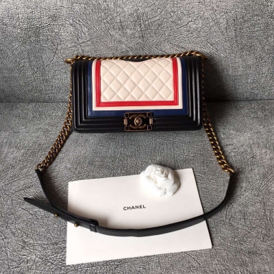 Boy chanel Flap Bag 劉雯說，一款能搶眼球的包足以掩蓋你任何的不搭，說得真對 限量版拼色 Boy chanel 迷 怎通不開發這種殿堂級的Boy  這款的五金很特別 五金都采用有色銅金納米技術，為了達到