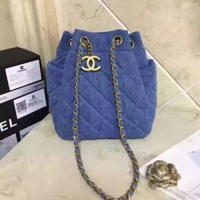 Chanel 菱格牛仔桶包 小號尺寸：20*22*13。 絕對愛不釋手的一款！牛仔布的活力，搭載經典菱格紋，氣質滿滿又不失可愛。開春時節萬物復蘇，輕鬆又休閒的實用款買買買起來。