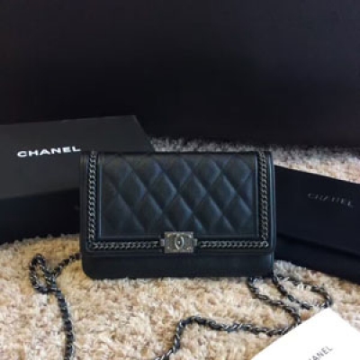 Chanel2016專櫃最新WOC發財包大紅色出貨，原單胎牛皮、皮質非常柔軟 槍色做舊五金 切割菱格紋金屬扣頭時尚感爆棚 size：19*12.5