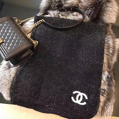 chanel 2016專櫃款 這是一個特別稀有的款式  杠杠的出口單子  國內誰見過這樣的披肩？香奈兒專櫃12月訂單，這也是小香家第一款採用金線針織工藝的圍巾披肩！香奈兒專櫃的單子永遠不會計算的就是成本！要的就是最終的