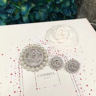 17年 Chanel官網新款  原版一摸一樣的原單貨！  每一個細節媲美專櫃正品，業內僅此一家全世界專櫃自購正品打版，這樣才能把首飾打造得這麼用心完美 耳釘/胸針