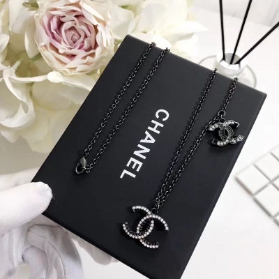 最高版本Chanel 限量版項鍊 未來感亮片自帶吸引力 氣質而不落俗套 樹脂都做了微妙處理 飽滿有質感  特別適合日常搭配