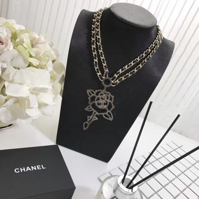 名媛、時髦精新寵—Chanel山茶花 24K金電鍍黃銅材質格外透亮 辨識度極高的Logo點綴更是吸睛 其時髦關鍵就是“有型”，結構立體、棱角分明 只要做貨過程稍有不慎 出品都是軟塌塌的不定型 所以從咱們成品上身效果的清爽