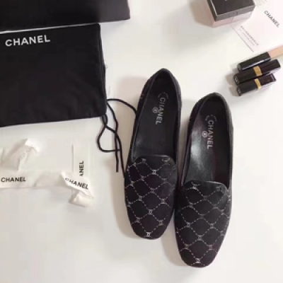 Chanel 香奈兒最新17秋款  原版1：1高端定制 獨家開模燙壓工藝  鞋面羊猄 內裡羊皮裡 內裡顏色也對原版  原版真皮大底 原版三色：綠色 紅色 黑色，碼數35-40