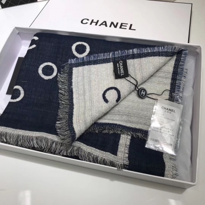 Chanel香奈兒2017秋冬專櫃最新款 頂級原單面料 手感巨好 非常柔軟 PK所有圍巾面料 實物真心贊 300支頂級奢華戒指絨材質 頂級雙層提花工藝 最高端的紡織材料，獨家高端品質 輕薄的柔軟的手感 手慢無 45*1