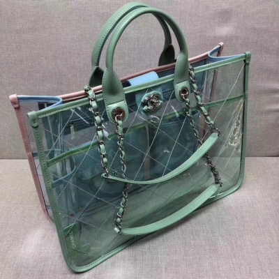 香奈兒Chanel SS18 Act2系列 Pvc Tote bag 馬卡龍色 春夏爆款Pvc小羊皮拼色透明手提包 整個包設計特別細心 內裡有兩個口袋 還有一個考慮周到的放位置。尺寸39*30*14cm