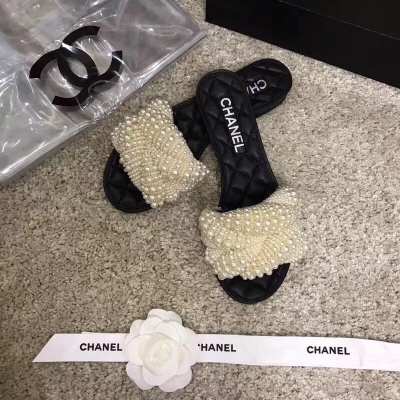 CHANEL18ss新品駕到 香奈兒專櫃主打，重工單品 專櫃櫥窗裡陳列的模特，腳上都是這雙珍珠矮跟小拖鞋 Hk原版購入開發、原版套楦、【附：正品對 圖】鑲嵌的凹凸珍珠很容易成為就焦點，穿上了超級仙 明眼人一看就是高級貨