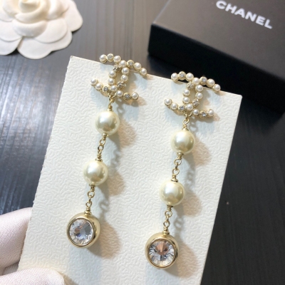 CHANEL香奈兒 2020 新品小香兒耳釘 正品黃銅底材 頂級電鍍工藝 施華洛世奇鑽 通勤、度假 搭配各種造型，隨性又經典 個性小仙女推薦必備自留款