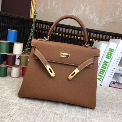 愛馬仕Hermes 經典款～【現貨一枚】 Kelly28cm 原廠頂級進口小牛皮 全手工蜜蠟線縫製 老工匠手藝 細節完美無瑕疵 【淺啡】金扣