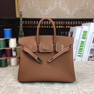 愛馬仕Hermes 經典款～【現貨】 BirKin25cm 原廠頂級進口小牛皮 全手工蜜蠟線縫製 老工匠手藝 細節完美無瑕疵 【淺啡】金銀扣