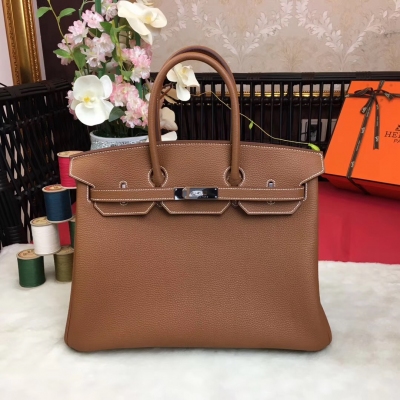 愛馬仕Hermes包包 經典款～【現貨】 BirKin35cm 原廠頂級進口小牛皮 全手工蜜蠟線縫製 老工匠手藝 細節完美無瑕疵 【淺啡】金銀扣