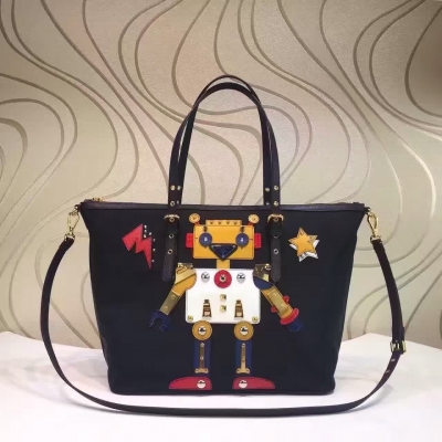 prada1BG253「金色」36*15*28CM，選用原版防水尼龍布質料製造，並有多款搶眼鮮明的色調，以機器人刺繡圖案作為裝飾。購物袋的縫合工序均由巧手工匠負責，獨特的圖案由大小及顏色各異的鏈狀物、金屬釘扣與縫隙，以及