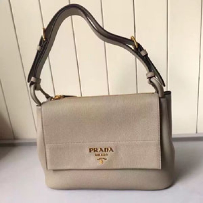 PRADA 專櫃2016ss單肩包1BD052。 粒面小牛皮女士手袋 小羊皮內裡 裡外全皮！30*21*14cm