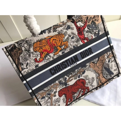 Dior迪奧 Book Tote 大號 多數人消費奢侈品牌首先想到的是買實用型的經典款 但其實像DIOR這種合作藝術TOTE 應該作為重點收藏復古風滿滿 背上它你就是時髦精本精 它真的特能裝 超寬敞的內容量 感覺可以裝下