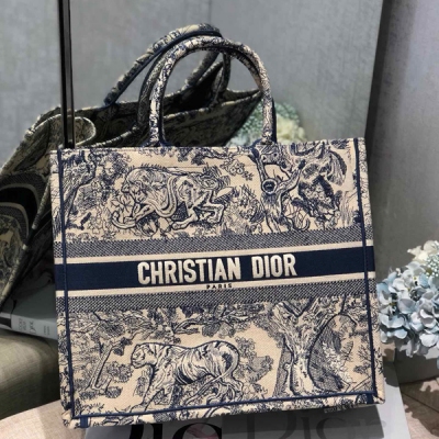 Dior迪奧 Book Tote 大號 多數人消費奢侈品牌首先想到的是買實用型的經典款 但其實像DIOR這種合作藝術TOTE 應該作為重點收藏復古風滿滿 背上它你就是時髦精本精 它真的特能裝 超寬敞的內容量 感覺可以裝下