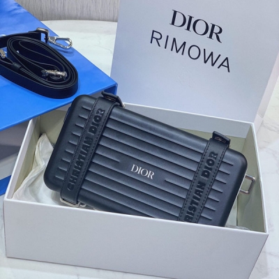 Dior迪奧 DIǒR X RIMOWA 膠囊合作系列 超限量 賺足了好感 深我心 小小卻很是愛. 超實用、共個分層. 大小相當於一個手包尺寸 絕對能裝下Iphone proMax 付後—個內才能拿到貨. 想 多限量 磨