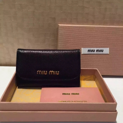 miumiu5M0222鑰匙包！【黑色】原版馬德拉斯山羊皮 簡易的折小短夾鑰匙扣搭配真空電鍍金屬配件「配有六個掛鉤」再上金屬刻字徽標尺寸：長10x高6.5cm