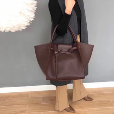 CELINE BIG BAG 2018秋冬新款大包 外觀有些取代了之前的蝙蝠包。對比起之前的大蝙蝠皮更柔軟。包更輕 背上身走路都帶風超級有範 尺寸：32—32—29CM