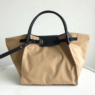 CELINE BIG BAG 專櫃限量款系列。防水布面料配小牛皮 2018秋冬新款大包 外觀有些取代了之前的蝙蝠包。對比起之前的大蝙蝠 皮更柔軟。包更輕 背上身走路都帶風 超級有範 尺寸：32—32—29CM（大號）