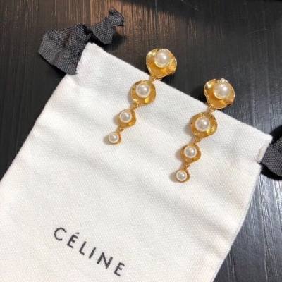 CELINE 耳夾正品春夏新品 正品黃銅底材搭配各種日常和約會造型，隨性又經典 美美小仙女推薦自留