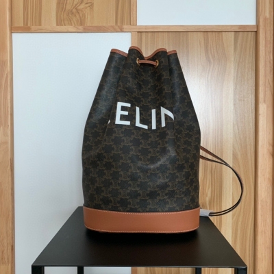 CELINE TRIOMPHE帆布中號水手包 9 X 16 X 7英寸(24 X 40 X 17釐米) 57%塗層帆布，43%小牛皮 100%棉襯裡 抽繩皮革帶