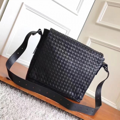 BV Bottega Veneta406275新款胎牛皮郵差包裡面添加多一個格層更加實用性，是永恆的心頭之愛。 經典的兩側編織，專為日常使用而設計，使此款挎包經典高雅。 可調節的皮革肩帶使之極為輕巧實用，是旅行或時尚人士