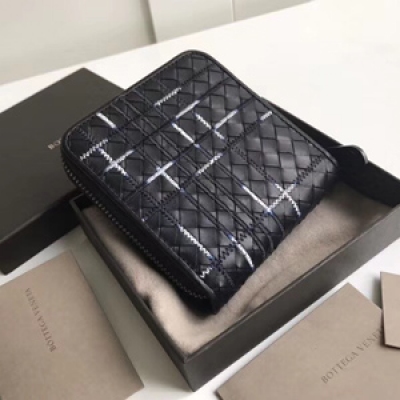 BV Bottega Veneta473011刺繡短款單拉款皮夾以都市夜生活為靈感設計採用原廠胎牛皮，手感柔軟細膩10x11X2.5