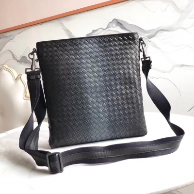 BV Bottega Veneta 春夏季 款上市276357郵差包採用胎牛皮絲印編制獨特時尚風格帶給不一樣的煥新旅程，30＊31＊2