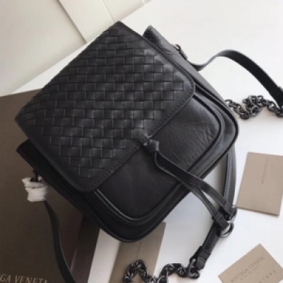 BV Bottega Veneta 444960最新款小背包來啦，紐西蘭胎牛市場獨家專訪 ，夏季百搭款簡約單品讓你整個夏季美美的煥然一新 19x18x14cm