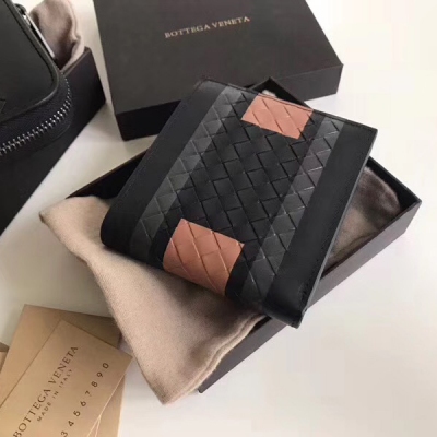 BV BOTTEGA VENETA 110915專櫃最新 兩折錢包 獨家最新專櫃包裝 原廠盒子禮品袋 皮夾絲印純手工繪製 採用原廠胎牛皮訂制 個性章顯 合適日常隨身攜帶哦尺寸：11.5*9.5cm