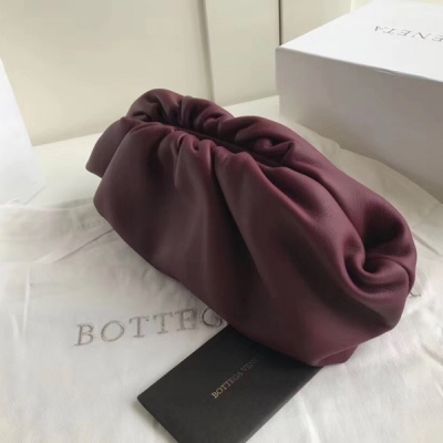 BV BOTTEGA VENETA 576227超上腦 bv的逆襲之路從這系列雲朵包開始 瘋傳時尚圈 掀起熱潮的一款 ！斷貨斷貨斷貨…一枚難求 超難買 不分年齡不分季節更不分場合 非常有腔調 真的 背這個走在路上 回頭率