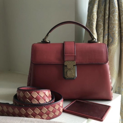 BV BOTTEGA VENETA 276988La Piazza 專櫃2018最新款 獨家首發 原廠法國小牛皮訂制釆用 一對一複刻品，重量級全銅 電鍍原廠五金 內部有三個夾層和一個內襯拉鏈小袋 很實用 ，重要是可以隨意