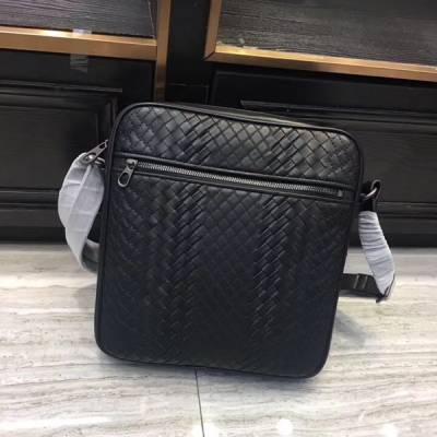 BV BOTTEGA VENETA 纖長郵差包的比例經過調整，更好地展現獨特Imperatore編織的特色，集手工編織、襯墊和蝕刻皮革手工技藝於一身。棉布襯裡隔層頂部裝有拉鍊，另配有一個插袋。可調節和拆卸的肩帶採用皮革和