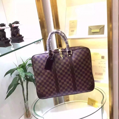 　　男士休閒手提公事包【louis vuitton-路易威登】氣質回歸，低調又不失品位，成功男士首選，原版皮材質，實物拍攝。尺寸：41X31X7