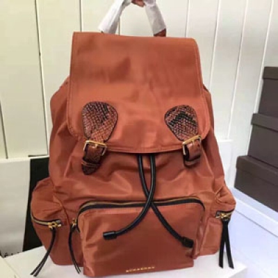 Burberry專櫃 The Rucksack 軍旅背包。大號40148781蛇紋。 採用柔韌的防水尼龍布料拼接牛皮壓制蛇紋搭配。既輕便又實用。 旅行首選 31.5*14*38cm 橙色