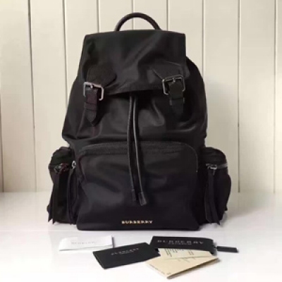 Burberry專櫃 The Rucksack 男士軍旅背包。大號40154791。 。採用柔韌的防水尼龍布料拼接牛皮搭配。既輕便又實用。