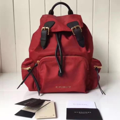 Burberry專櫃 The Rucksack 軍旅背包。中號40166221。 採用柔韌的防水尼龍布料拼接牛皮搭配。