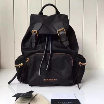 Burberry專櫃 The Rucksack 軍旅背包。中號40166221。 採用柔韌的防水尼龍布料拼接牛皮搭配。既輕便又實用。