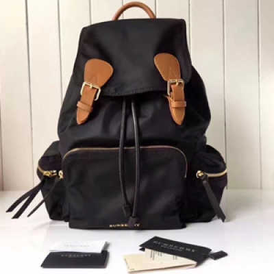 Burberry專櫃 The Rucksack 軍旅背包。大號40148781。採用柔韌的防水尼龍布料拼接牛皮搭配。既輕便又實用。 旅行首選哦31.5*14*38cm