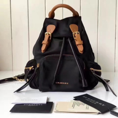 Burberry專櫃 The Rucksack 軍旅背包。小號40197691。採用柔韌的防水尼龍布料拼接牛皮搭配。既輕便又實用。20*8*26.5cm