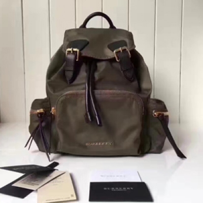 Burberry專櫃 The Rucksack 軍旅背包。中號40166221。採用柔韌的防水尼龍布料拼接牛皮搭配。既輕便又實用。 旅行首選28*11*36cm