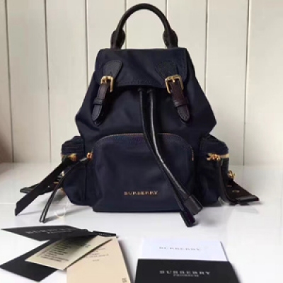 Burberry專櫃 The Rucksack 軍旅背包。小號40197691。採用柔韌的防水尼龍布料拼接牛皮搭配。既輕便又實用。20*8*26.5cm