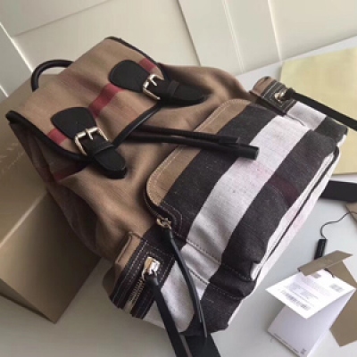 Burberry巴寶莉「The Rucksack 軍旅背包」最新Canvas格紋 款式輕便，肩背帶採用舒適的加墊設計，並綴有精美的金屬鏈裝飾。其柔軟休閒的包型可追溯至 20 世紀初期歷史檔案中的軍旅風格（22X33）【型