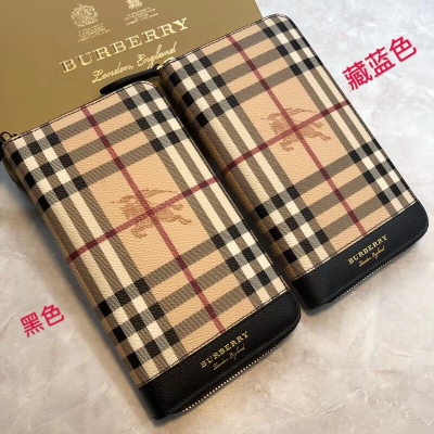 巴寶莉Burberry Haymarket 格紋旅行錢夾，搭配奢華皮革邊飾。纖巧的版型，搭配全拉鍊開合，締造日常必備單品。 12 x 21.5cm