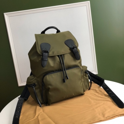 Burberry巴寶莉 綠色配黑扣 The Rucksack 軍旅背包 為時裝秀主打配飾，款式輕便且防雨。肩背帶採用舒適的加墊設計。背包以標誌性 Burberry Trench 風衣的獨創面料作為靈感來源，採用與棉質嘎巴