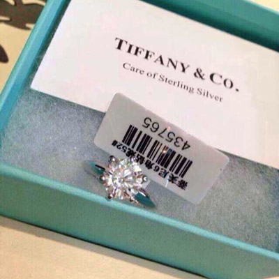 Tiffany& Co. Tiffany? Setting蒂芙尼六爪鑲嵌訂婚鑽戒 ，生動詮釋了奧黛麗?赫本(Audrey Hepburn) 在蒂芙尼150華誕之際給品牌致信中所注評價 ：“經典永恆”。六爪戒托最大限度展現