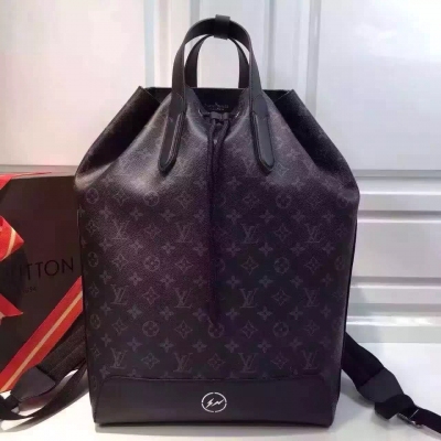 閃電系列 男士休閒斜背包 這個系列以 Louis Vuitton 最經典的 Monogram Eclipse帆布/皮革系列作為藍本 顏色上選用深藍色及黑色 Louis Vuitton 最著名的經典包款